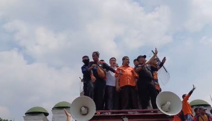 Kena Lempar Batu saat Massa, Habiburokhman: Dulu Kami Lempar-Lemparan Juga
