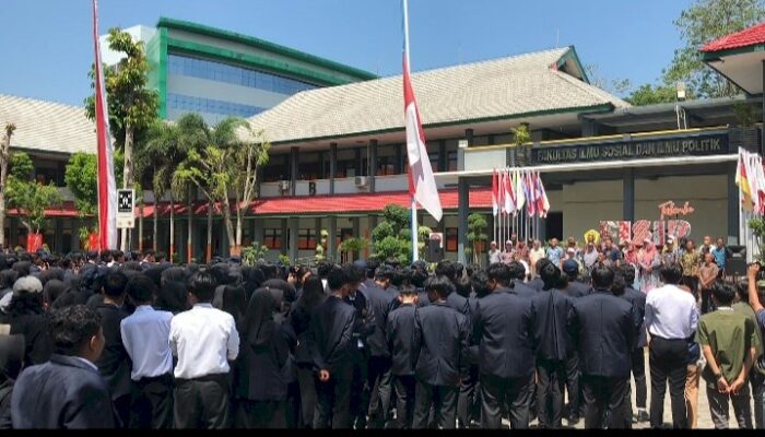 Kawal Putusan MK, Mahasiswa dan Dosen UNEJ Kibarkan Bendera Setengah Tiang