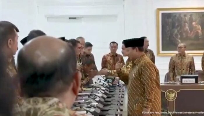 Viral, Video Bahlil Hampir Cium Tangan Gibran, Netizen: King of Menjilat