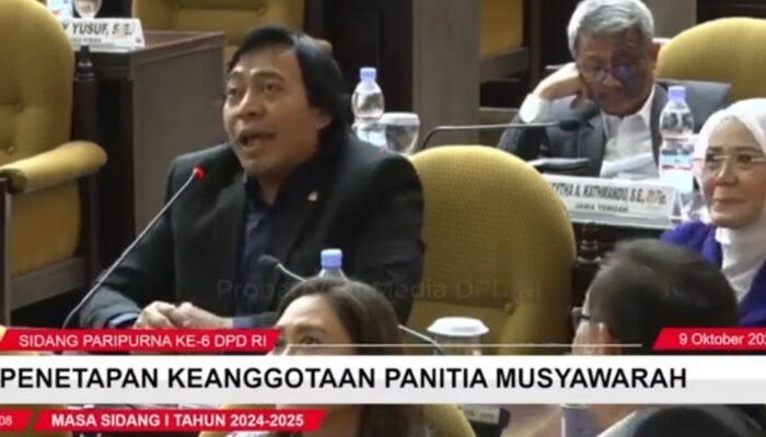 Viral, Gaya Protes Komeng karena Ditugaskan Sesuatu yang Tak Dipahami