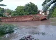 Kapal Tongkang Hanyut di Kali Bekasi, Kok Bisa? 
