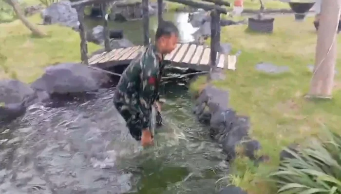 Kejam, Gegara Tak Semir Ban Mobil, Komandan TNI Beri Hukum Anggotanya Cebur Kolam
