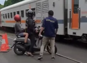 Nyaris Tabrak Kereta, Pengendara Motor Marah-marah ke Relawan, Netizen: Gatau Diri