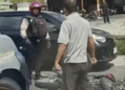 Tak Terima Kaca Mobilnya Pecah, Pengendara Mobil Rusak Body Motor dengan Kunci Roda