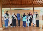 Peringati Hari Ibu, Komunitas Perempuan Ungu Donasi Bibit Tanaman dan Pupuk Organik