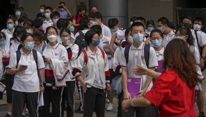 Viral, Sekolah Beri Makanan Siswa yang Disimpan dalam Ember, Netizen Marah