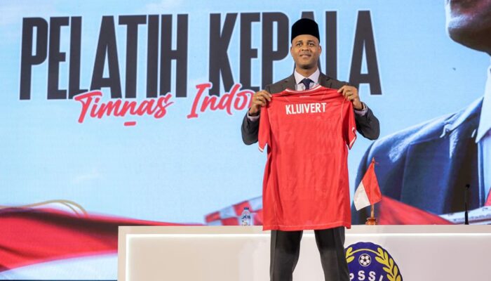 Cara Patrick Kluivert Curi Hati Suporter Timnas Indonesia: Pakai Peci Hitam hingga Permainan Atraktif