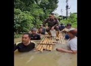 Viral, Pejabat PDAM Bangkalan Tinjau Banjir: Gunakan Rakit Bambu Ditandu Warga