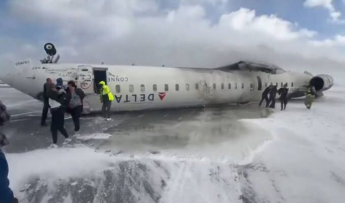 80 Penumpang Selamat dalam Kecelakaan Pesawat Delta Airlines yang Terguling saat Mendarat, Kok Bisa?