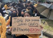 Aksi Indonesia Gelap, Poster Bertuliskan Efisiensi Ndasmu Ramai di Media Sosial