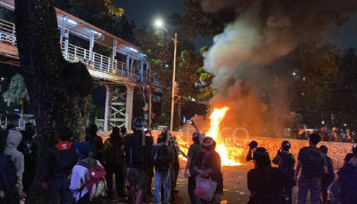 Diduga Intel Nyamar dan Provokasi Demo Indonesia Gelap: Lempar Molotov, Dihajar dan Dipisah Ibu-Ibu Pedagang Madura