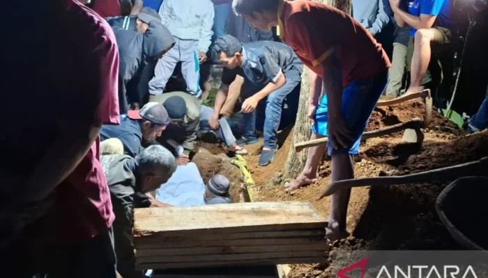 Puluhan Pelayat Iringi Pemakaman Korban Kecelakaan GT Ciawi Kamis Pagi