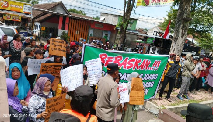 Ratusan Warga Ijen Bondowoso Kawal Persidangan Tiga Petani di Pengadilan