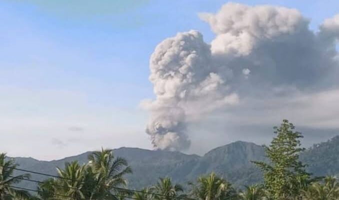 Gunung Dukono Kembali Erupsi, Semburkan Abu Vulkanik Hingga 1.900 Meter