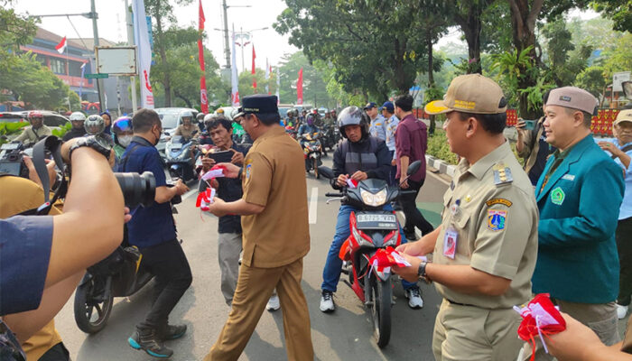 Pemkot Jakbar Bagikan 8.000 Bendera Merah Putih