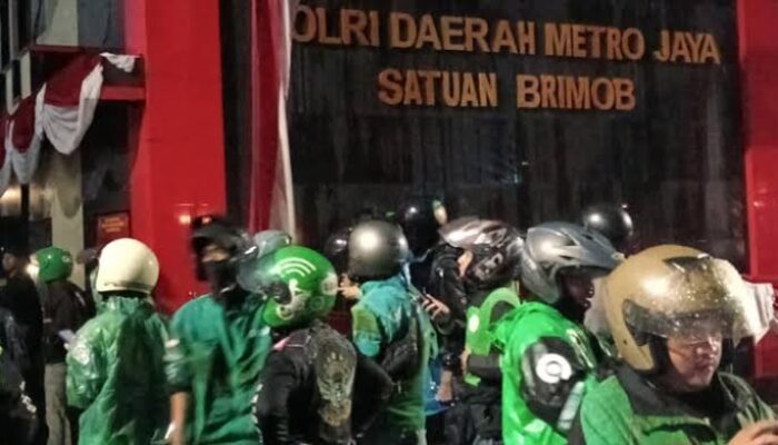 Massa Ojol Geruduk Mako Brimob Kwitang Usai Driver Terlindas Rantis