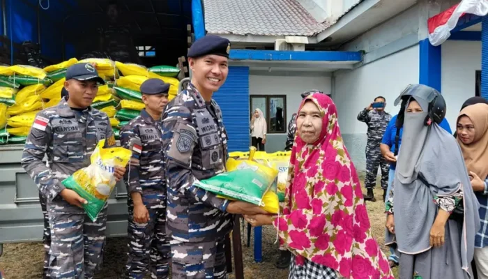 Gerakan Pangan Murah: TNI AL Bantu Warga Pulau Terluar dengan Beras SPHP