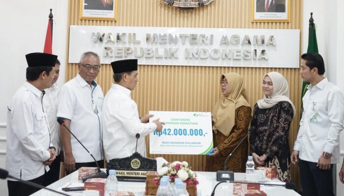 Santunan diserahkan Wamenag kepada keluarga petugas haji yang wafat.