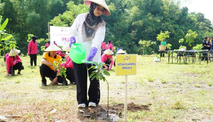 Tanam Pohon di HUT Bhayangkari, Ning Hani: Ini Aksi Konkrit Menjaga Ekosistem Penghijauan